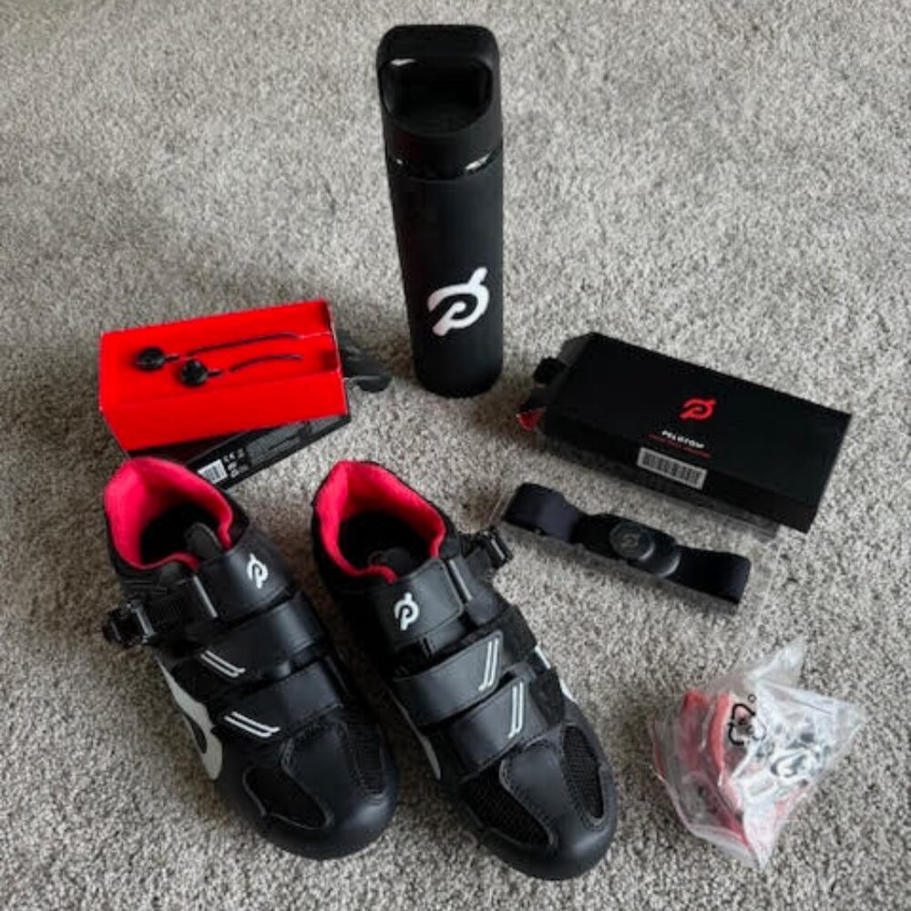 PELOTON CYCLING SHOES SIZE 43 BUNDLE (WATER BOTTLE, HEART RATE MONITOR, EARBUDS)